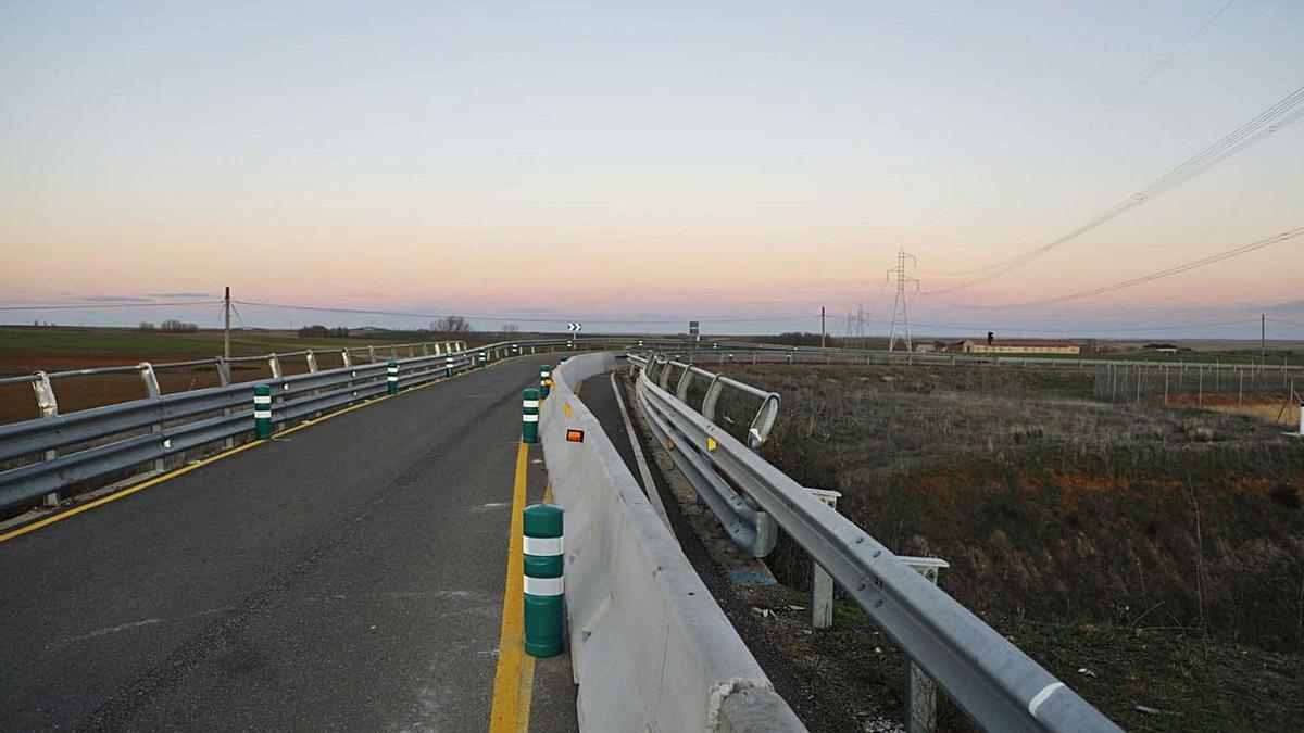 Nuevas medidas de seguridad instaladas en el viaducto entre La Hiniesta y Andavías. | Nico Rodríguez