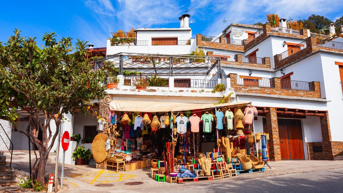 Calles epedradas y casas amontonadas en cuesta en Capileira