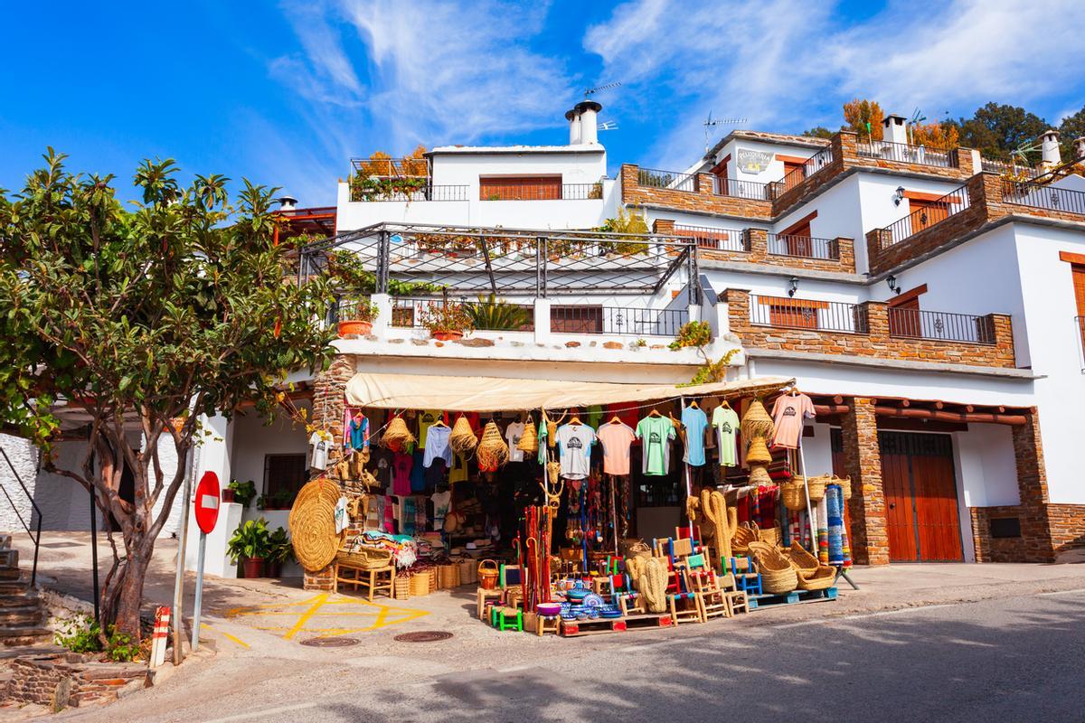 Calles epedradas y casas amontonadas en cuesta en Capileira