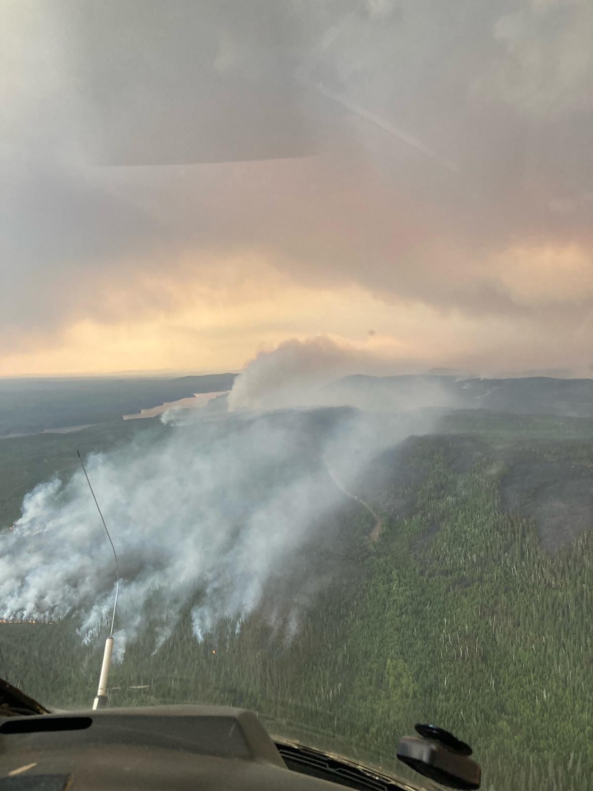 Imagen cortesía del piloto de helicópteros Kevin Burton en la que se aprecia un fuego descontrolado entre Chibougamau y la comunidad indígena de Mistissini en el norte de Quebec, el 5 de junio del 2023.