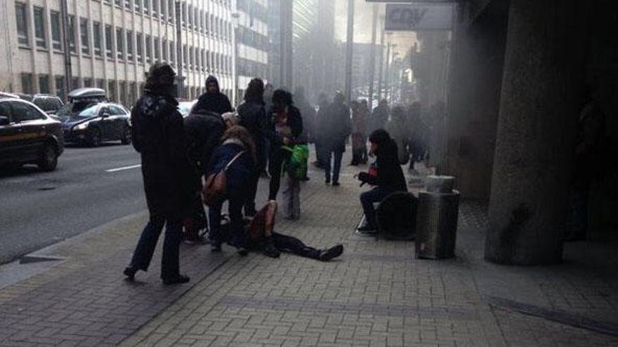 Los heridos se agolpan a la salida del metro de Bruselas.