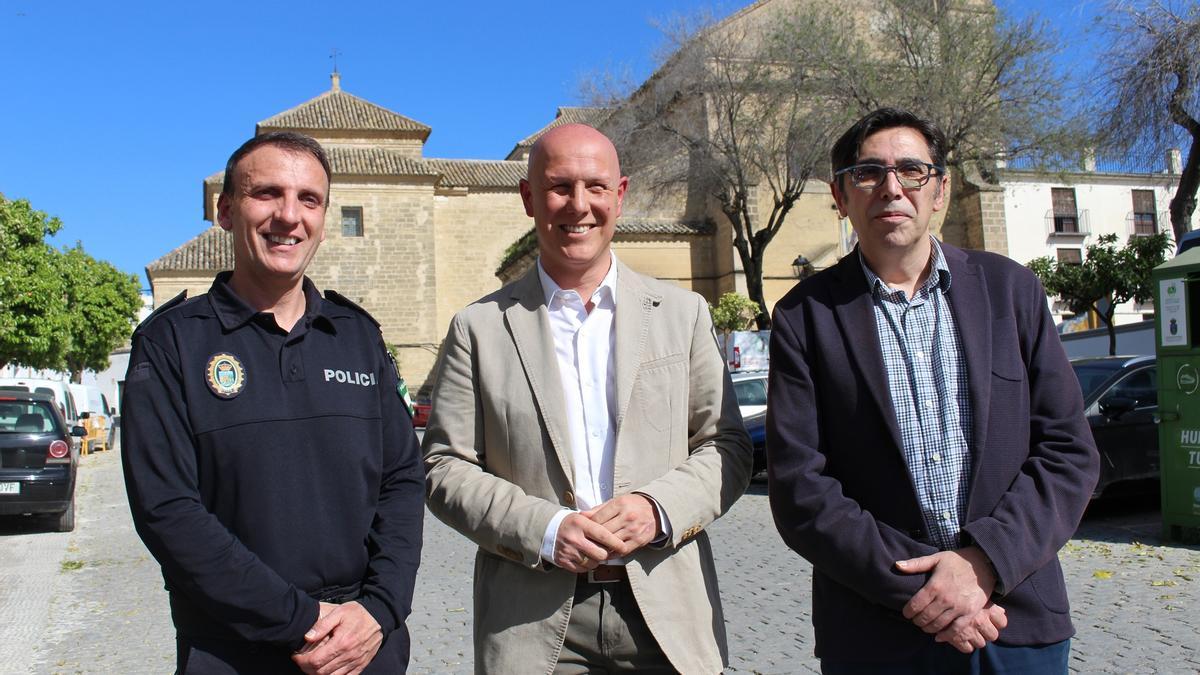 Francisco Gallego, Miguel Sánchez y Francisco García Zamora, en la calle Ancha, «epicentro» del Viernes Santo.