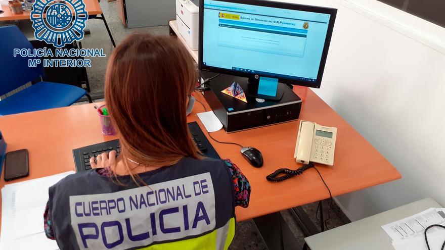 Una agente de la Policía Nacional.