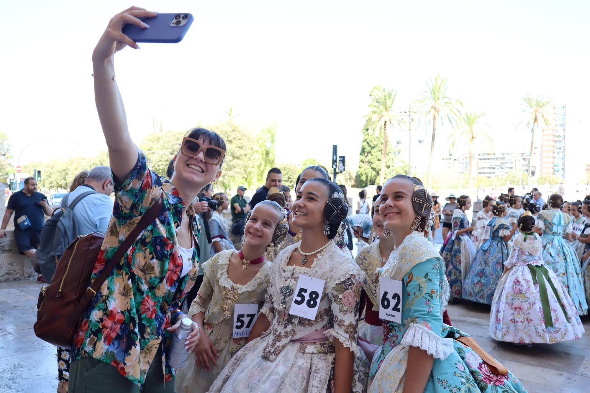 La "passejà" de las candidatas a Fallera Mayor Infantil de València