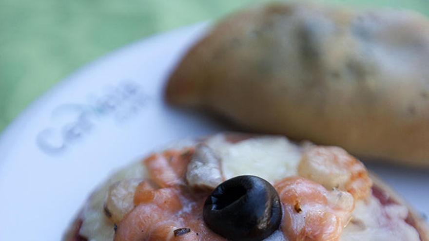 Pan Cervela: Pizza de salmón e gambas e empanadilla con salmón, grelos e gambas