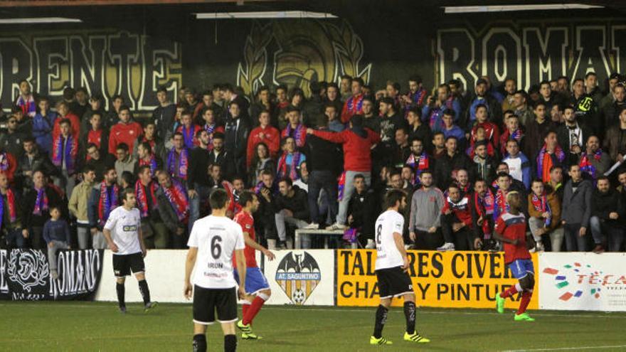 Este aspecto lucía una de las tribunas del Nou Camp de Morvedre la pasada campaña en la vuelta de semifinales.