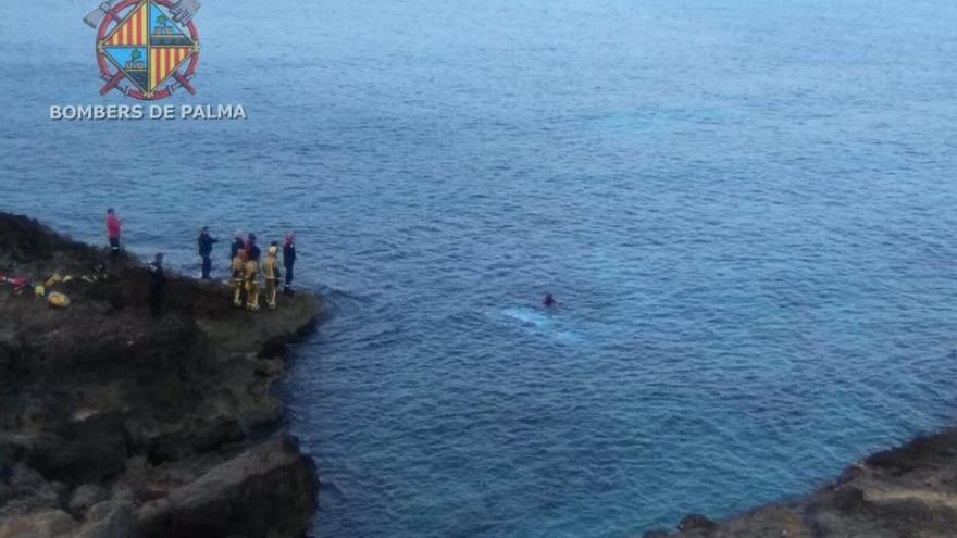 Cae al agua un conductor que circulaba a 200 por hora por el paseo peatonal de Son Verí Nou