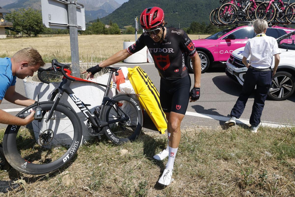 El ciclista Marco Haller sufre una caída y es atentido. El ciclista Marco Haller sufre una caída y es atentido.
