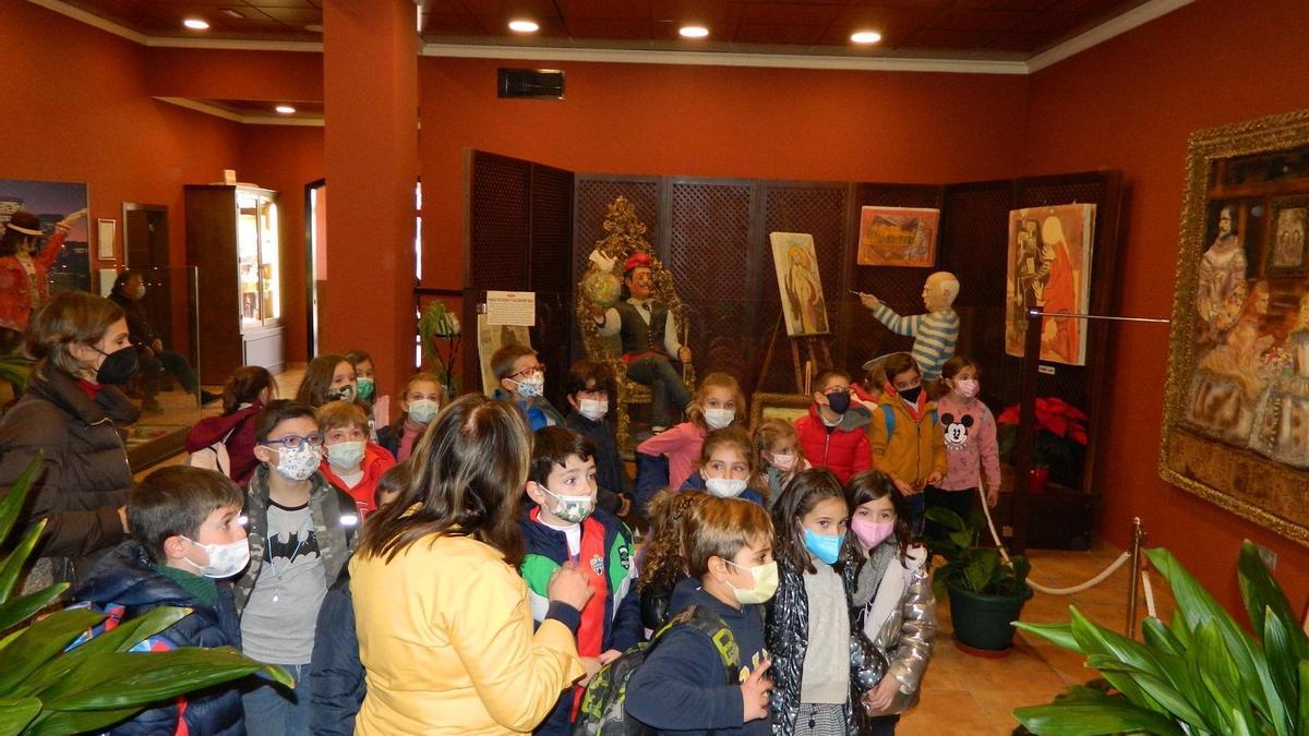 Un grupo de escolares disfruta en el Museo del Azúcar.