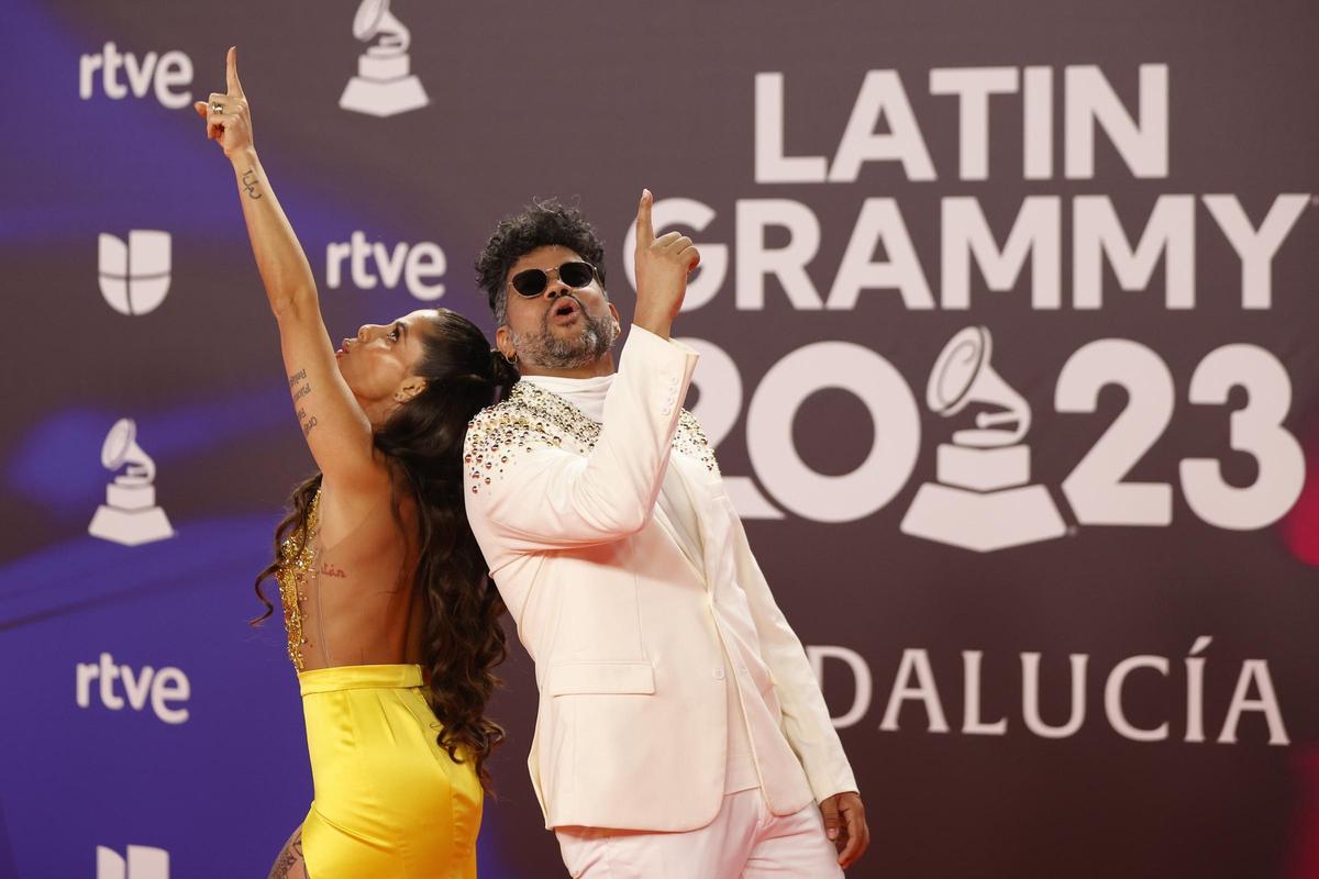 La cantante colombiana AlaMor y el cantante venezolano Wizzmer (d) posan para los fotógrafos en la alfombra roja de la gala anual de los Latin Grammy, este jueves en Sevilla.