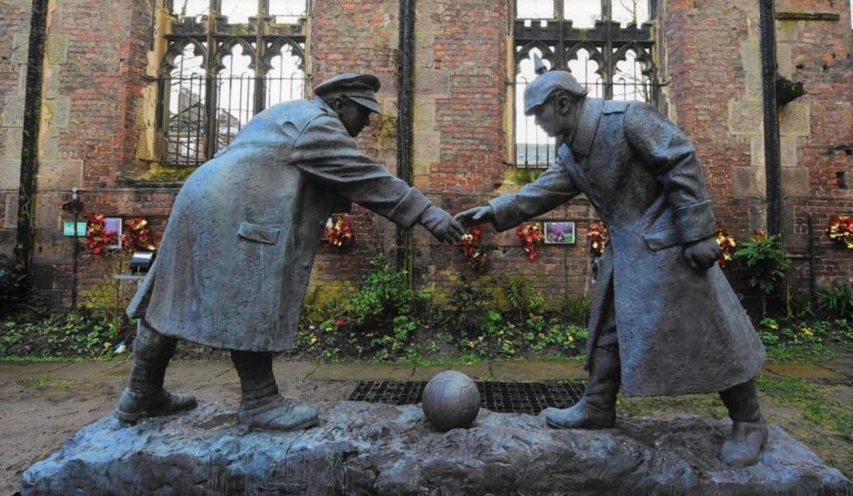 Placa conmemorativa del primer partido de un mundial de fútbol