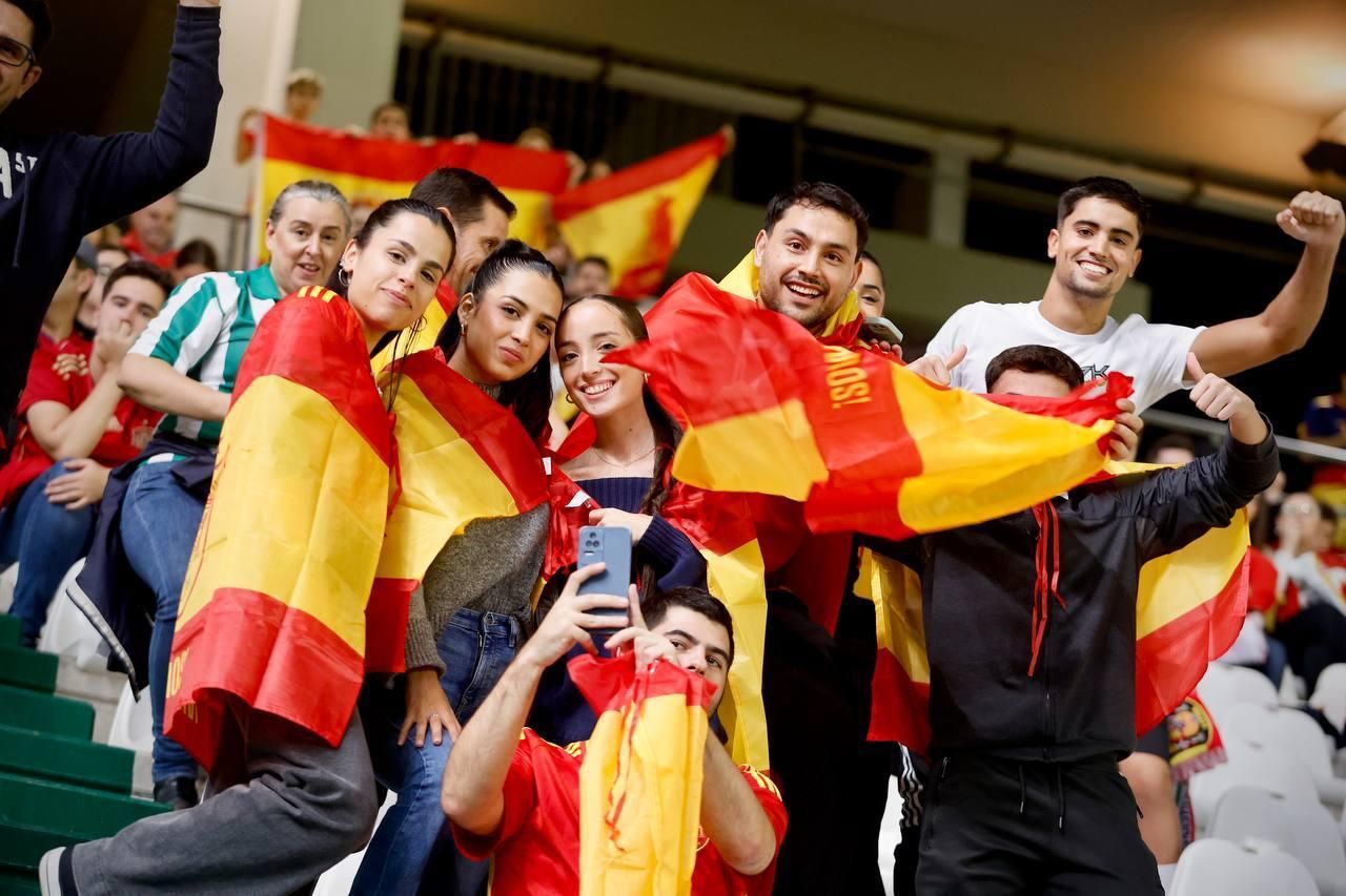 El apoyo de la afición cordobesa a la selección española, en imágenes