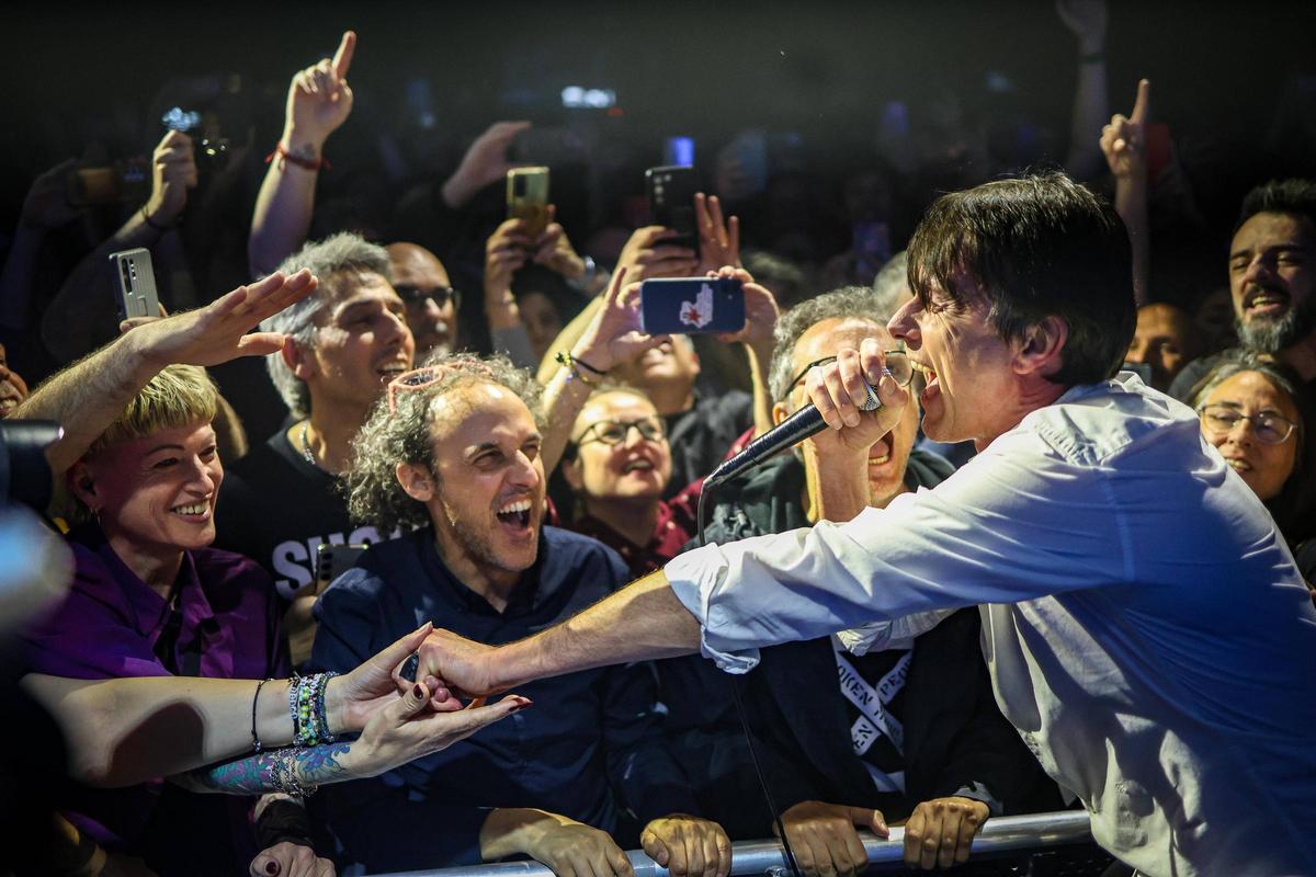 Brett Anderson, líder de Suede, entre el público durante la actuación de la banda en el Roig Arena.