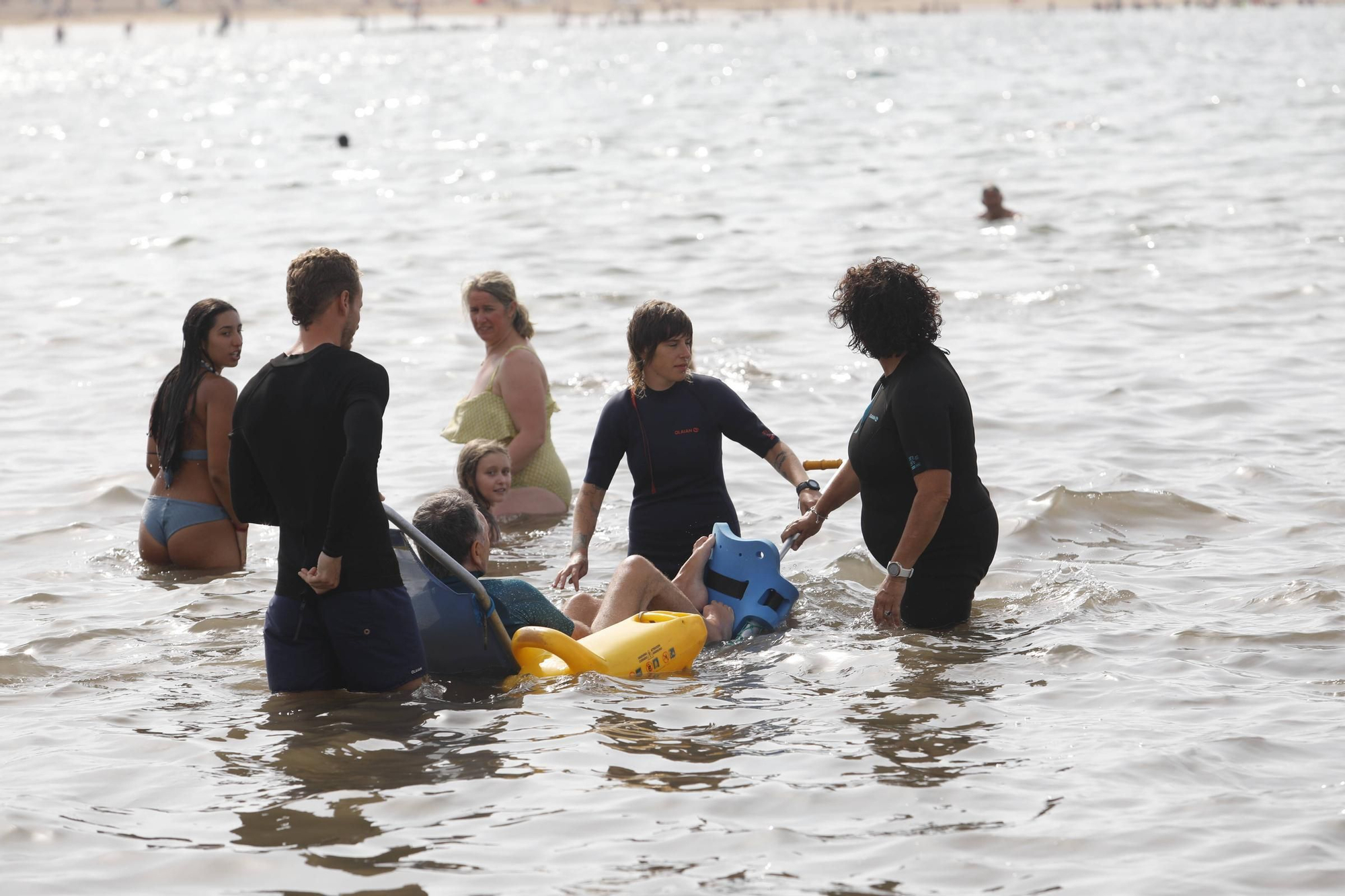 Así funciona el servicio para personas con discapacidad en la playa de Poniente (en imágenes)