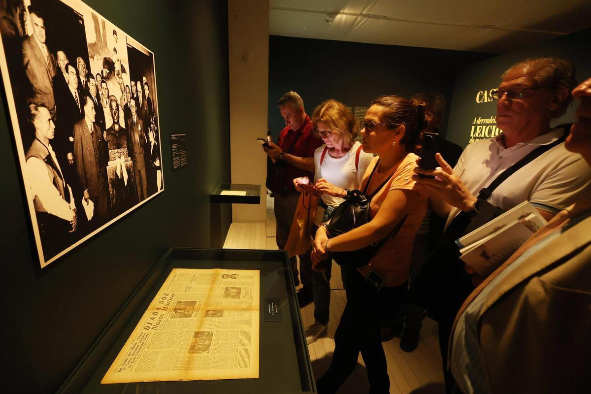Público na exposición do Museo de Pontevedra, na sala onde se atopa "A derradeira leición do mestre".
