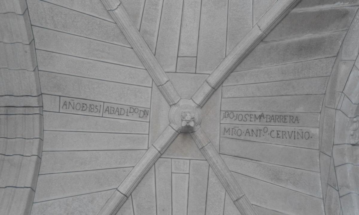 Bóveda da igrexa de Aguasantas asinada polo mestre Antonio Cerviño en 1851.