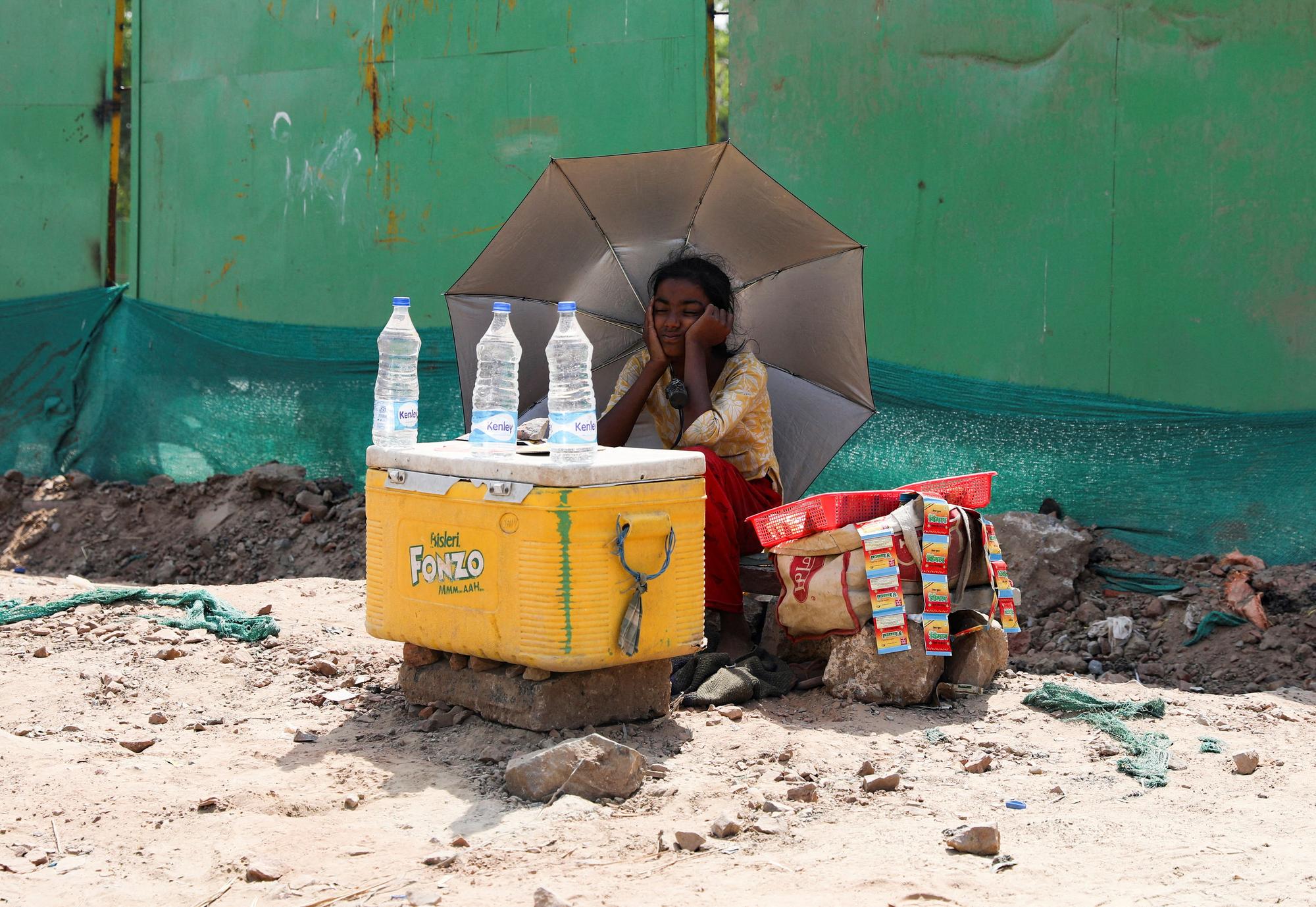 A girl selling water (146566809).jpg
