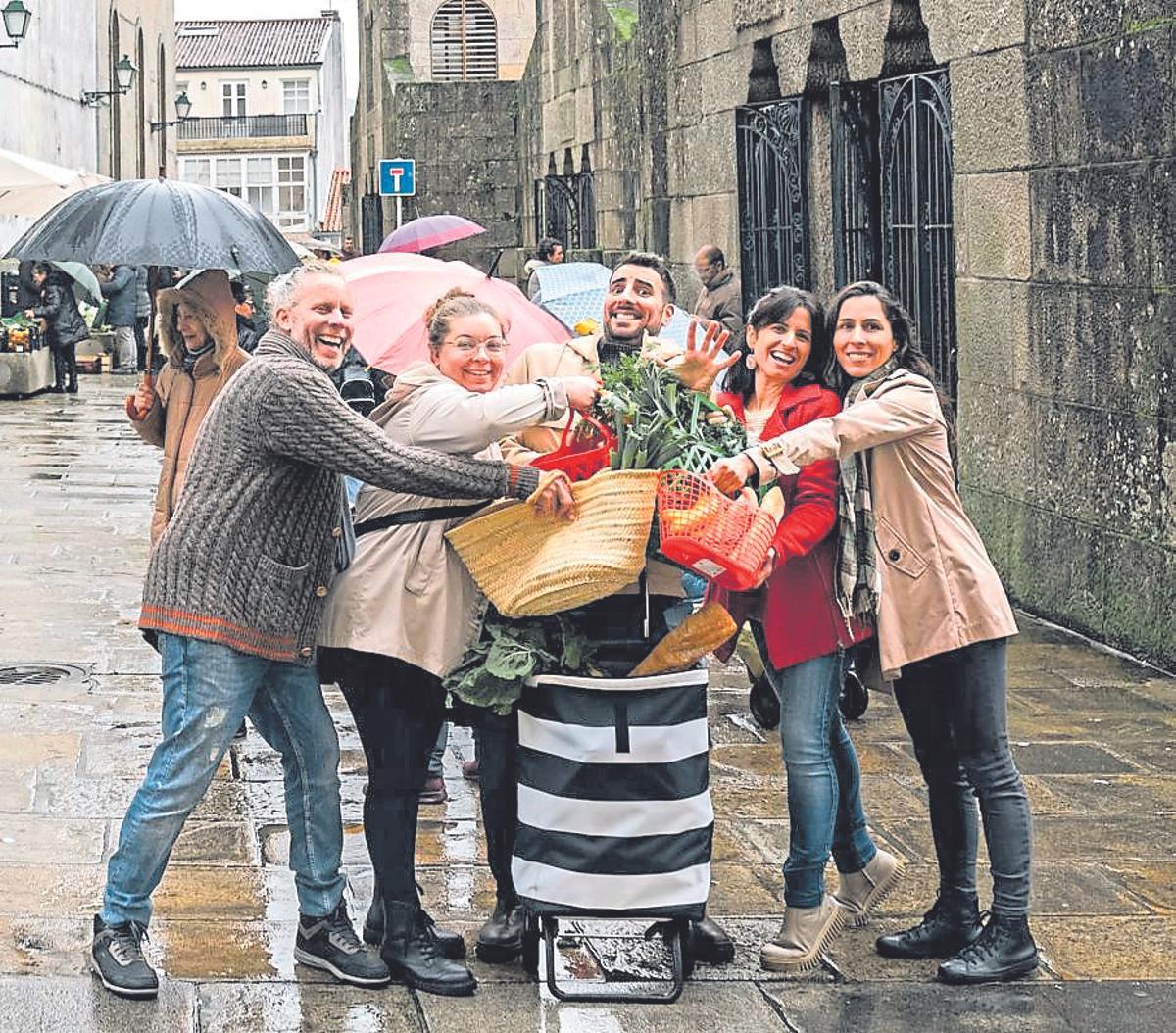 O equipo de ‘A Voltas co Prato’, na Praza de Abastos de Santiago.