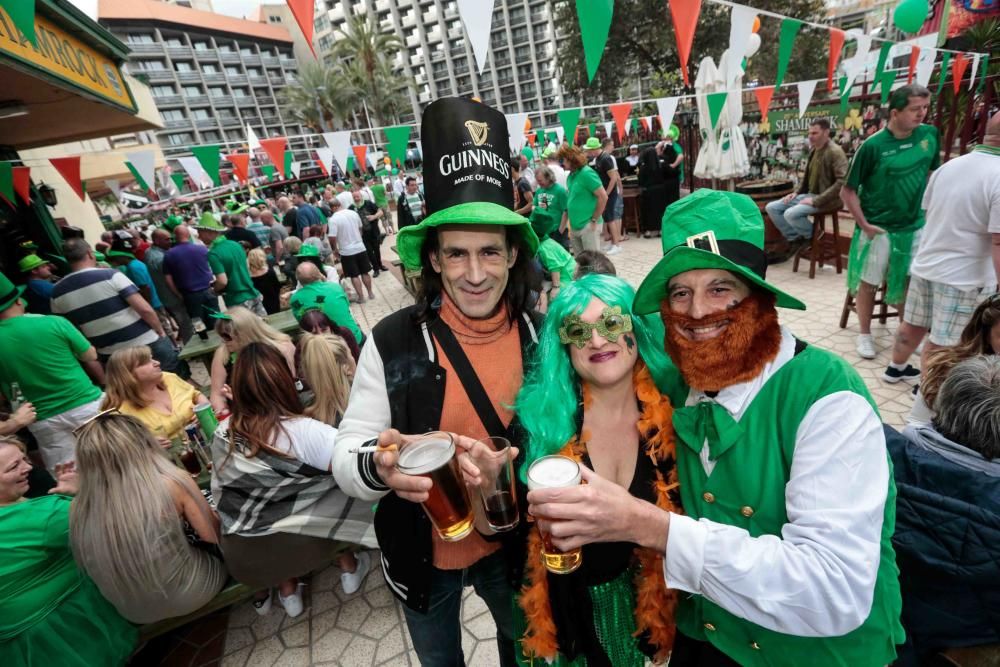 Las calles de la zona de pubs ingleses se tiñen de una marea verde que, como es tradición, conmemora esta fiesta irlandesa por todo lo alto