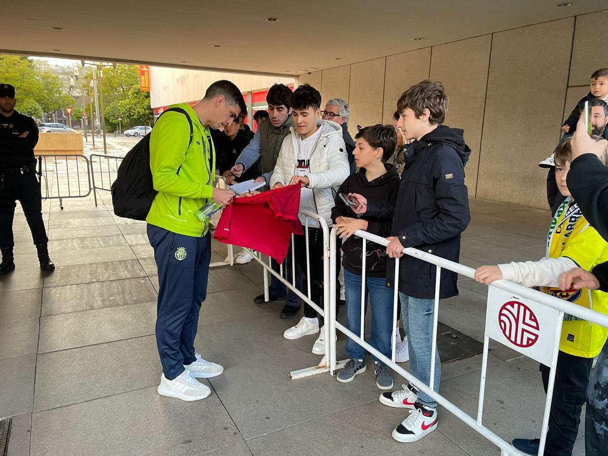 Gerard Moreno firma a un aficionado, antes de partir hacia el Benito Villamarín.