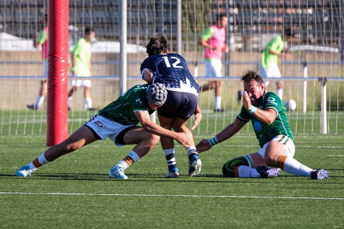Un jugador del Palma Unión placa a un rival del Sitges, esta tarde en el Germans Escalas