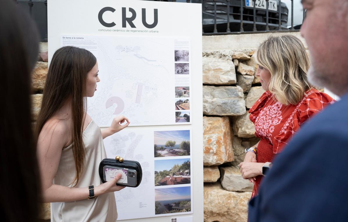 La presidenta de la Diputación, Marta Barrachina, conoce un proyecto de una edición anterior del CRU.