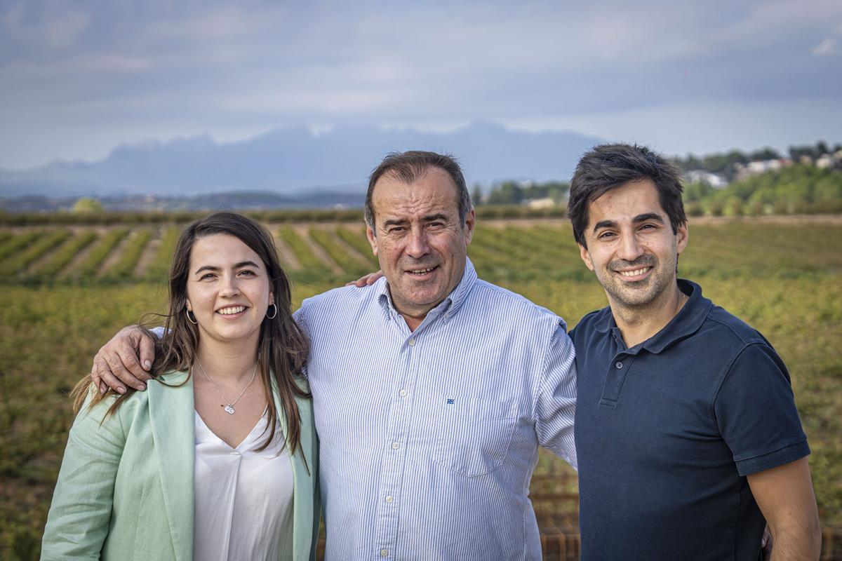 Agustí Torelló Sibill, en el centro, con sus hijos Agustí y Marta Torelló Roca, propietarios de la bodega ATRoca, en su finca de Sant Sebastià dels Gorgs (Alt Penedès).