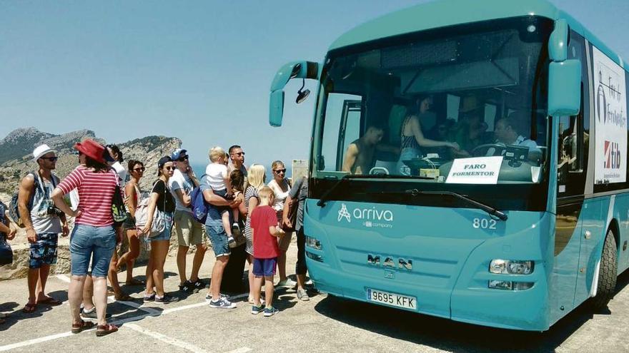 Usuarios suben al autobús lanzadera de Formentor.