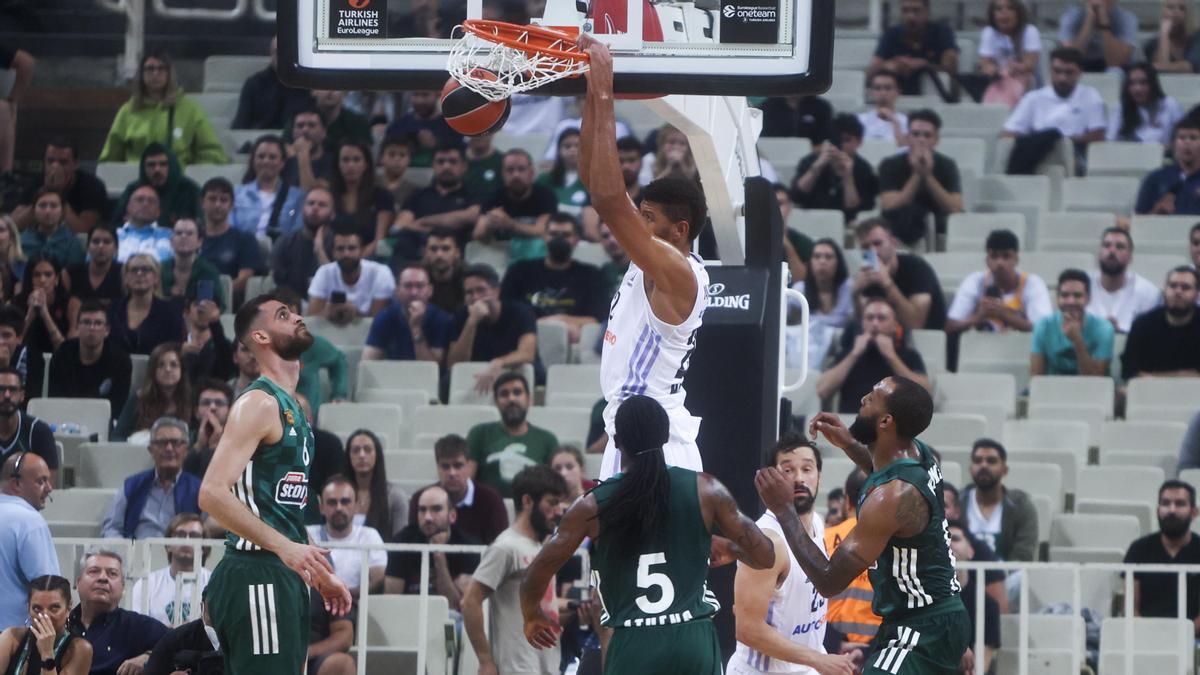 Walter Tavares anota ante el Panathinaikos.