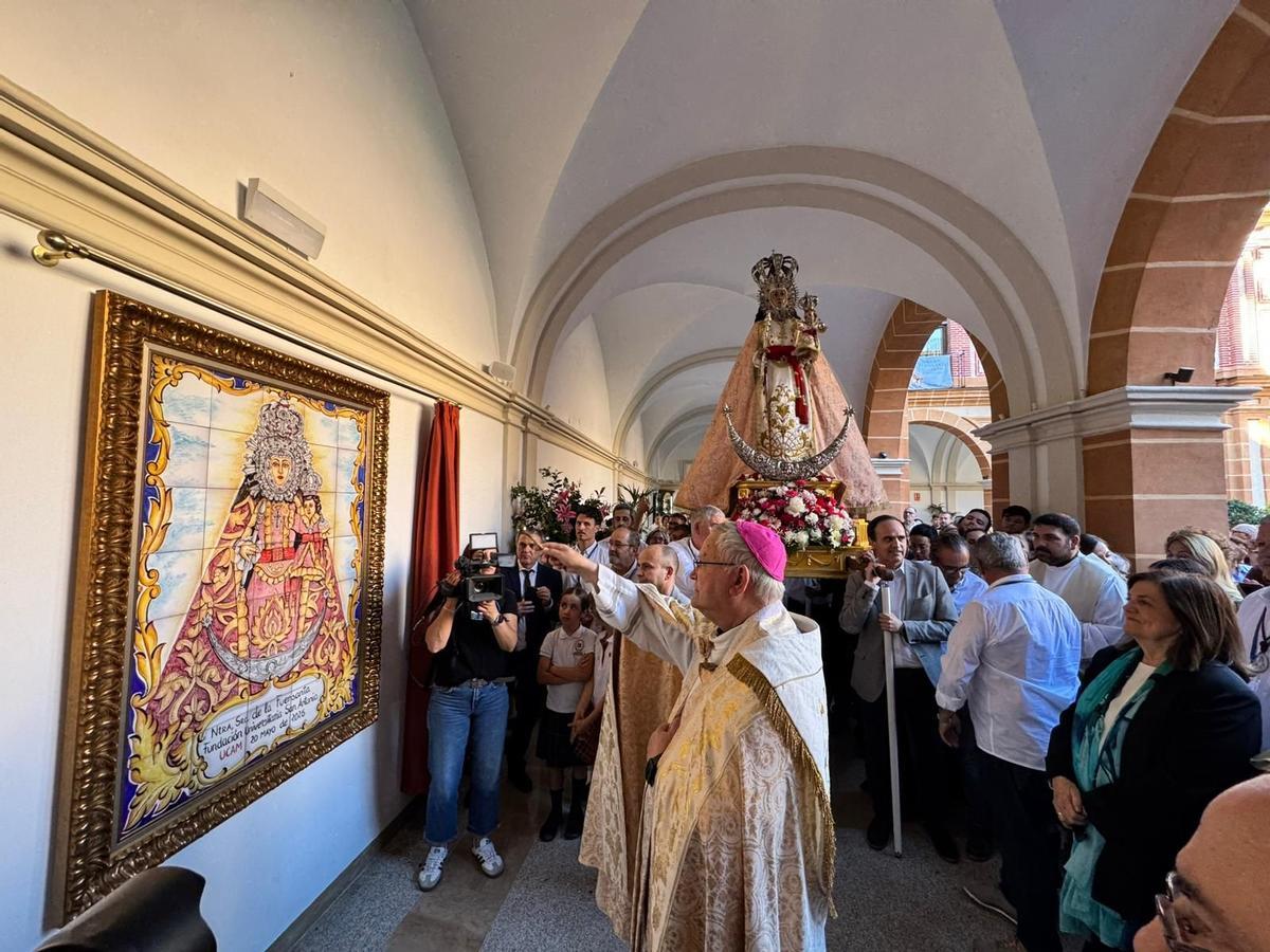 La Universidad descubrió una placa con la imagen de ‘La Morenica’ como recuerdo de una visita inédita al templo universitario