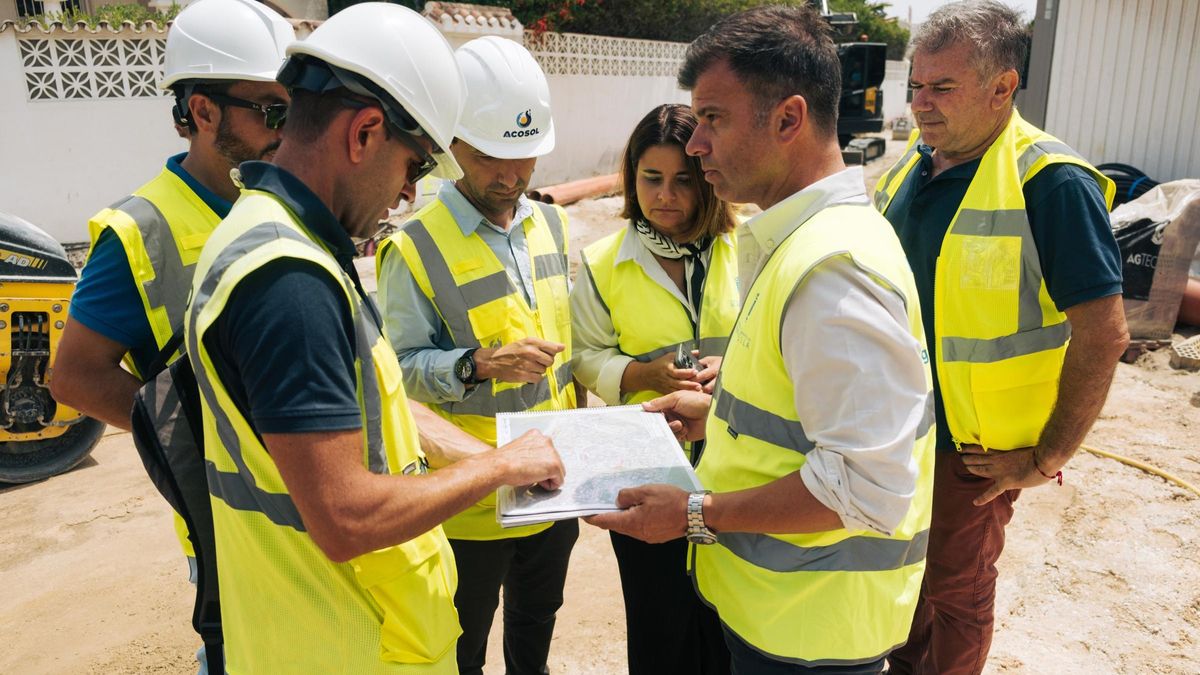 El edil marbellí Diego López visita las obras de la urbanización Costabella.