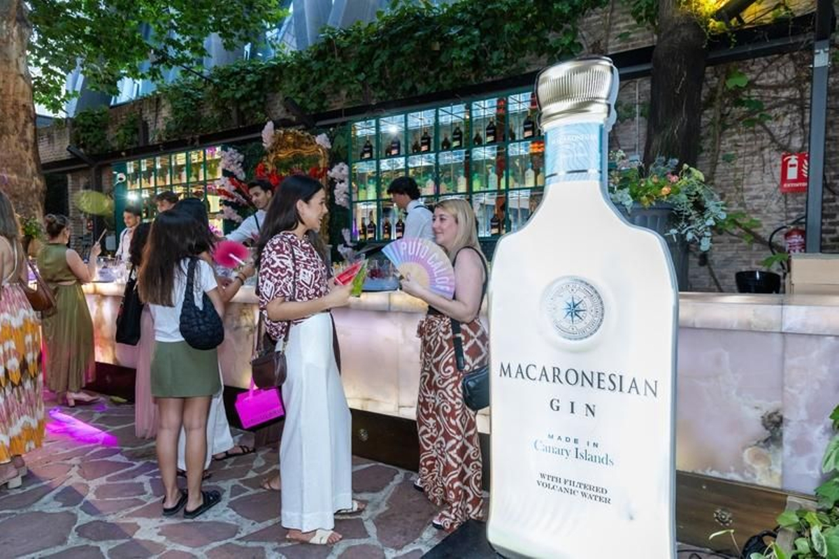 La ginebra Macaronesian preparó unos cócteles
