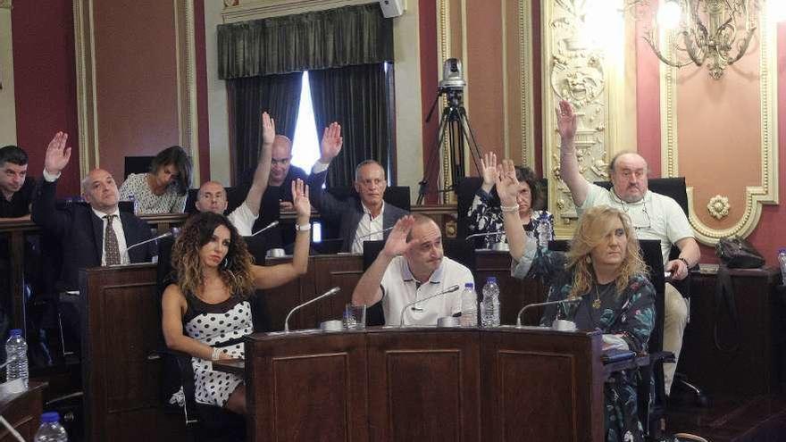 El grupo de Democracia Ourensana durante una votación en el pasado pleno. // Iñaki Osorio