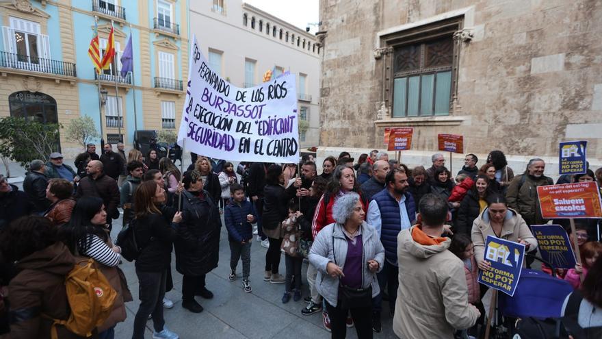 Concentración en protesta de las demoras del Pla Edificant