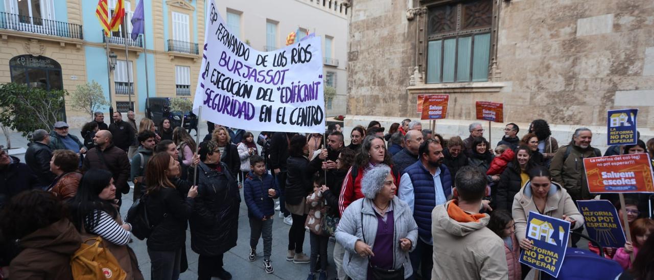 Concentración en protesta de las demoras del Pla Edificant