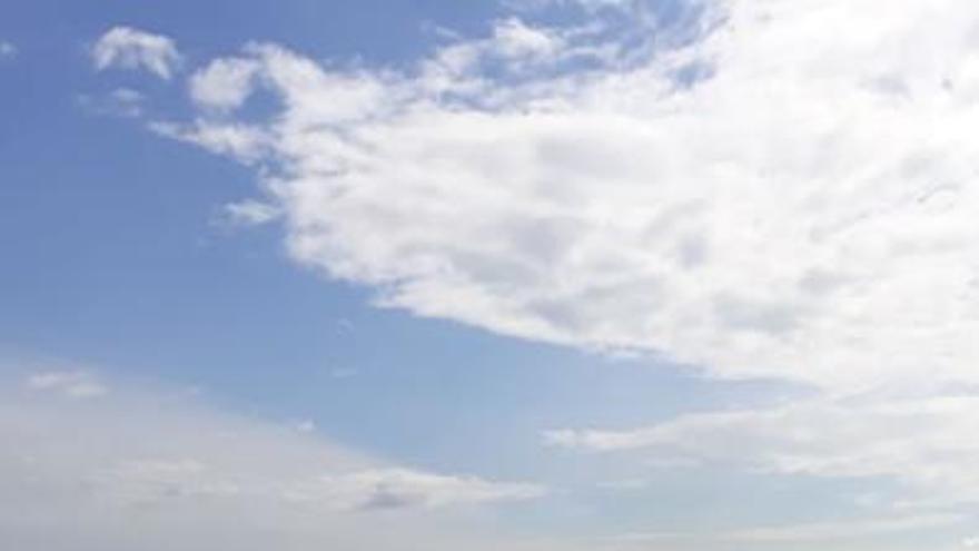 Una espectacular mancha marrón obliga a cerrar de nuevo la playa de San Lorenzo