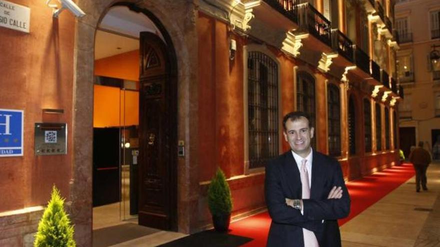 Inauguración. Javier Candela en las puertas del hotel minutos antes de su apertura oficial.