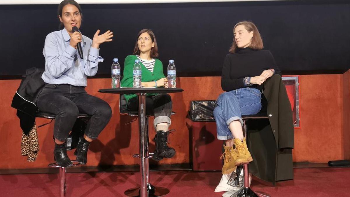 Elena López Riera y Carla Simón, con la periodista Pepa Blanes, hablaron sobre sus películas en los cines Lys.