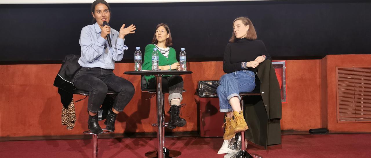 Elena López Riera y Carla Simón, con la periodista Pepa Blanes, hablaron sobre sus películas en los cines Lys.