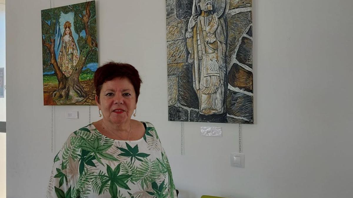 Angélica López, junto a dos de sus obras.