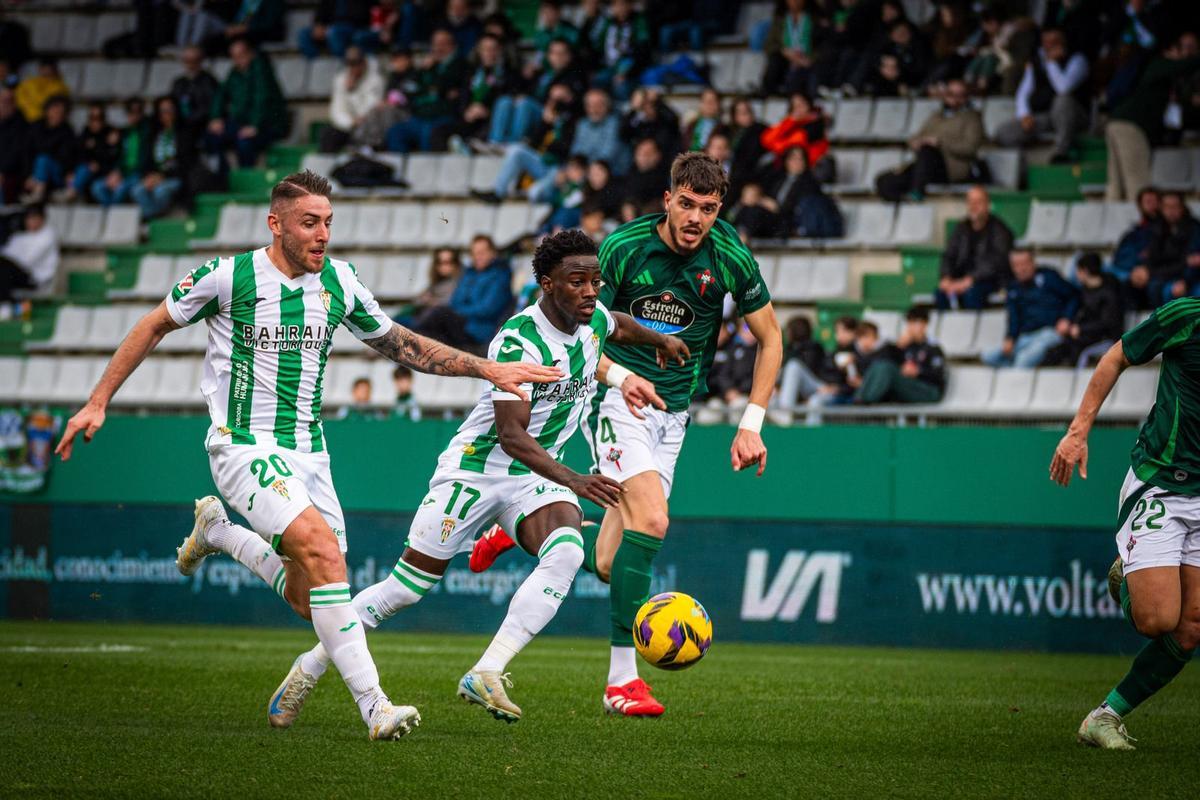 Antonio Casas ensaya un disparo durante el cruce ante el Racing de Ferrol.