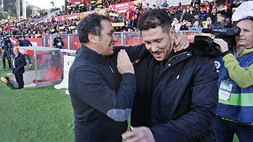 Eusebio i Simeone se saluden a Montilivi durant l&#039;últim partit.