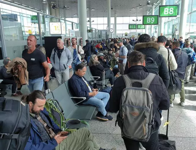 Halla un bolso con 1.000 euros en el aeropuerto de Santiago y la arrestan a punto de embarcar