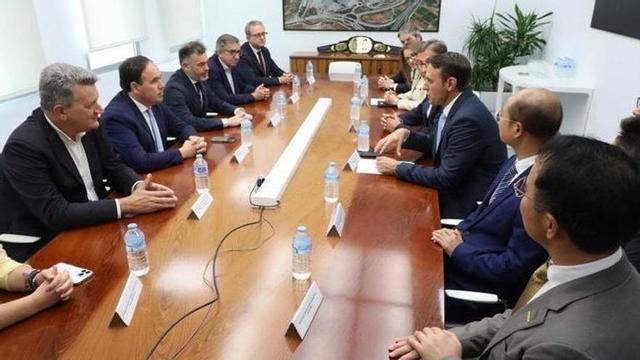 Pérez Llorca, amb el president de Ford Europa, Jim Baumbick, a Almussafes