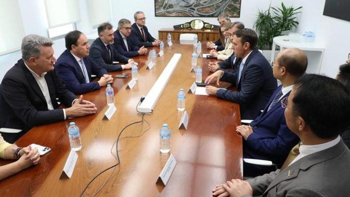 Pérez Llorca, con el presidente de Ford Europa, Jim Baumbick, en Almussafes.
