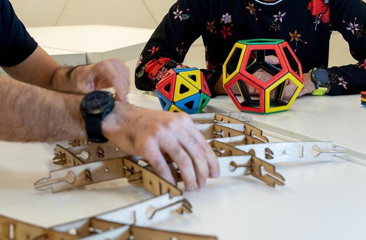 Dos docentes de Matemáticas con material manipulativo para la docencia. Dos docentes de Matemáticas con material manipulativo para la docencia.