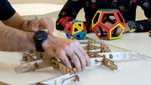 Dos docentes de Matemáticas con material manipulativo para la docencia.