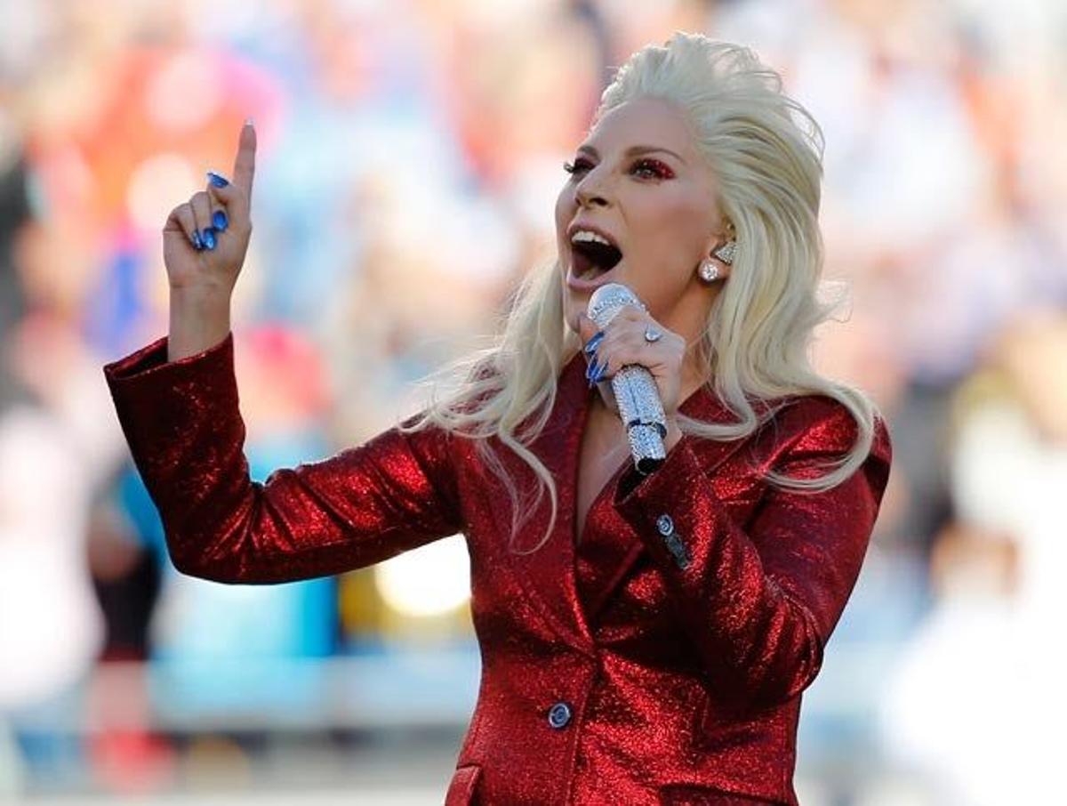 Lady Gaga, emocionada al cantar el himno de su país