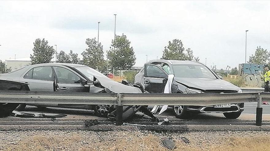 Una herida en un accidente entre dos turismos y un camión en la 340