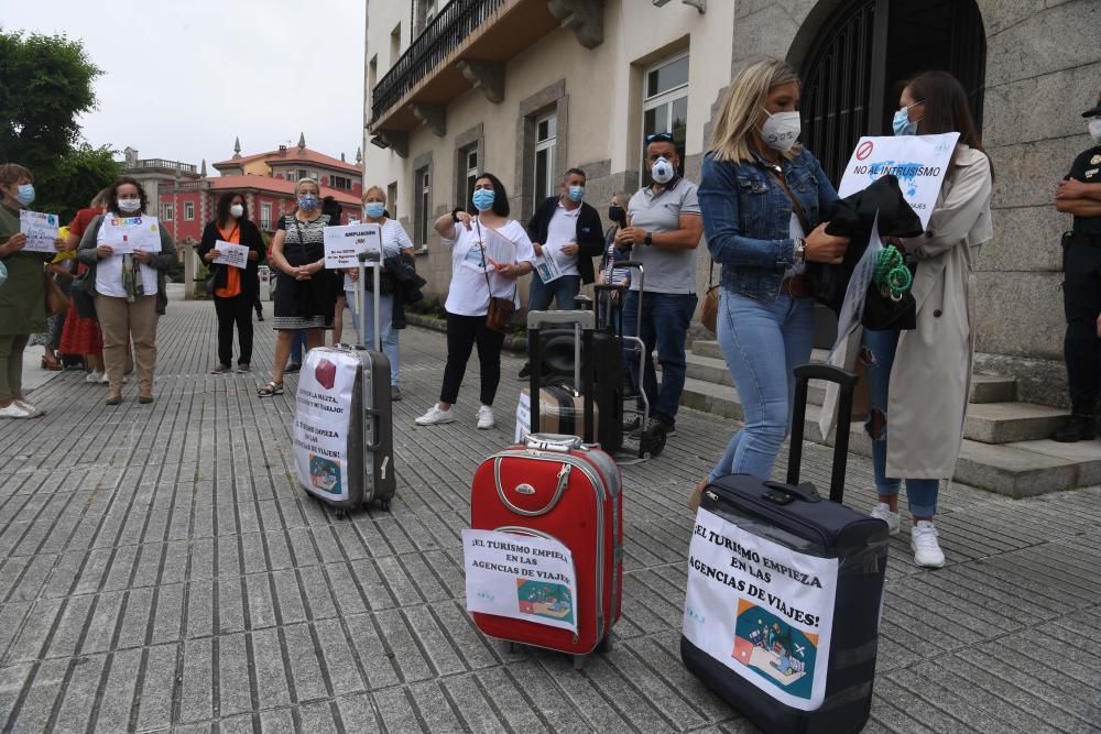 Las empresas del sector denuncian haber quedado "en un segundo plano" frente a los intereses de los grandes grupos turísticos y afirman sentirse "desprotegidos".